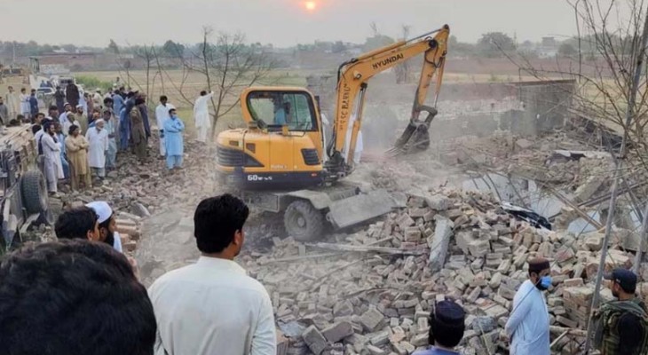 পাকিস্তানে আত্মঘাতী গাড়ি বোমা হামলায় ১২ পুলিশ সদস্য নিহত